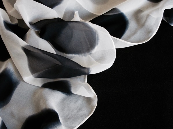 Pañuelo de seda blanco con lunares negros